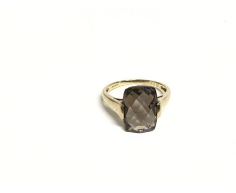 A 9ct gold quartz set ring. Size Q and 3.35g total.