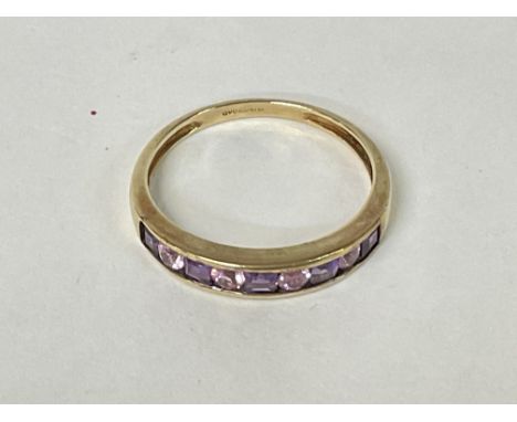 A 9ct Gold ring with a row of gemstones, 1.9g Q