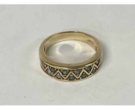 A 9ct Gold ring with a row of gemstones, 4.7g Q.5