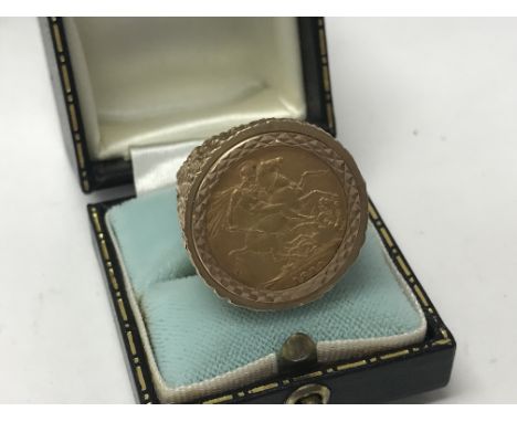 An 1882 full sovereign with a 9ct gold ring mount. Approx 17.9g.