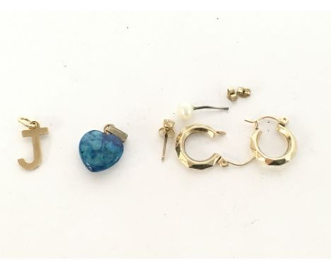 A collection of loose jewellery items including a 9ct gold J pendant weight .5g.