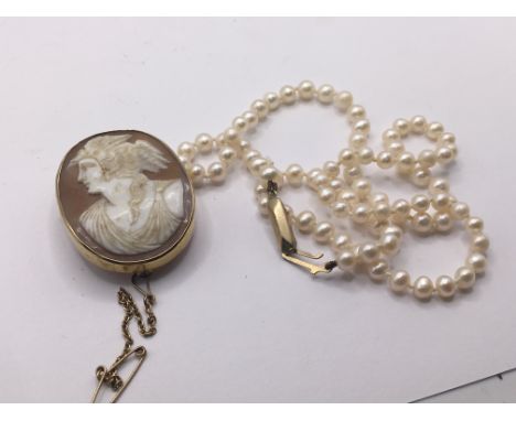 A grand Tour influence cameo in a gold mount and a pearl necklace with gold clasp (2)