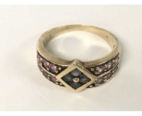 A 9ct ring with a row of gemstones, 3.7g Q