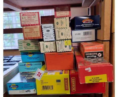 A small group of empty Hornby, Bachmann and other boxes. 