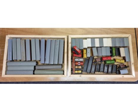 Hornby 00 Gauge:&nbsp;a large group of vintage passenger coaches, oil tankers, goods wagons, etc. (two trays) 