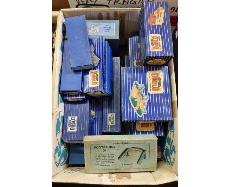 Hornby Dublo:&nbsp;a collection of vintage (blue box) accessories, to include D1 Signal Cabin (x2), D1 Through Station, TPO M