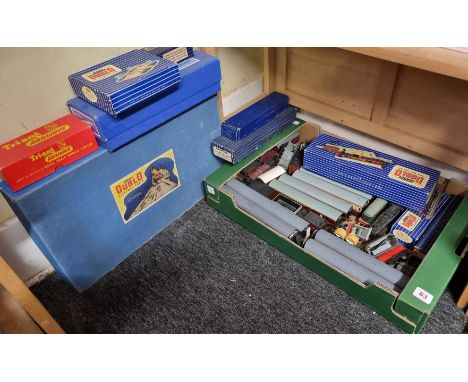 Hornby Dublo:&nbsp;a group of railway carriages and locomotives, to include a T.P.O. Mail Van Set, an EDL17 locomotive and a 