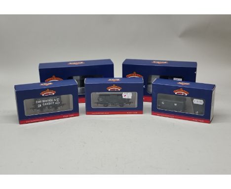 Bachmann:&nbsp;two Great Western locomotives, comprising No.4555 and 8709; together with three freight wagons, all boxed. (5)