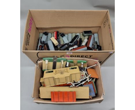 Hornby Dublo:&nbsp;a large collection of vintage unboxed coaches, wagons and tankers; together with a small quantity of acces