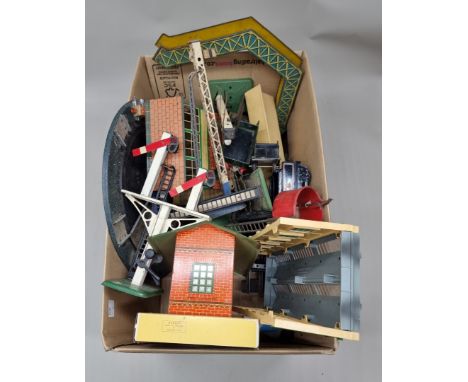 Hornby 0 Gauge:&nbsp;a collection of vintage 0 gauge railway buildings and accessories, to include station, water tower, leve