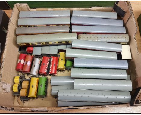 Hornby 00 Gauge: a large group of vintage passenger coaches, oil tankers, goods wagons, etc. 
