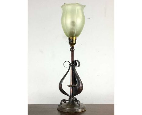 ARTS & CRAFTS TABLE LAMP, EARLY TO MID-20TH CENTURY with floraform vaseline glass shade over a knopped brass column with thre