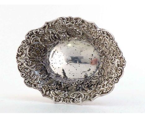 A late Victorian silver sweet dish by Gibson & Langman and retailed by the Goldsmiths & Silversmiths Company, London,1894, sh