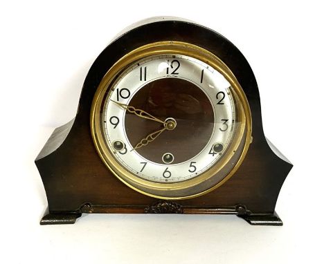 A group of assorted vintage mantel clocks, including an early 20th century arched topped mantel clock (a lot)