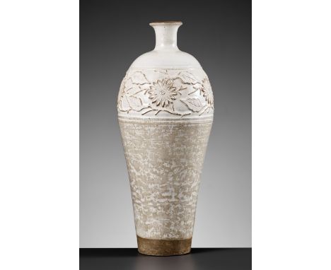 A MAGNIFICENT AND RARE CARVED CIZHOU 'FLORAL' BOTTLE VASE, SONG DYNASTYChina, 960-1279. The flaring sides rising from a flat 