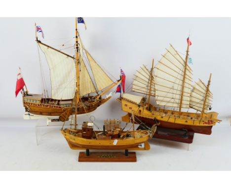 Artesania Latina - Mamoli - Three kit built wooden models. Lot includes Artesania Latina 1:60 scale Red Dragon Chino-Chinese 