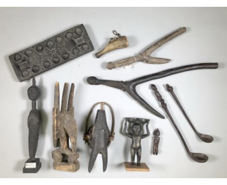 A collection of various objects; Mali, Borneo and Burkina Faso. Provenance: Nalatenschap Theo van der Vaart, Amsterdam [ds]  