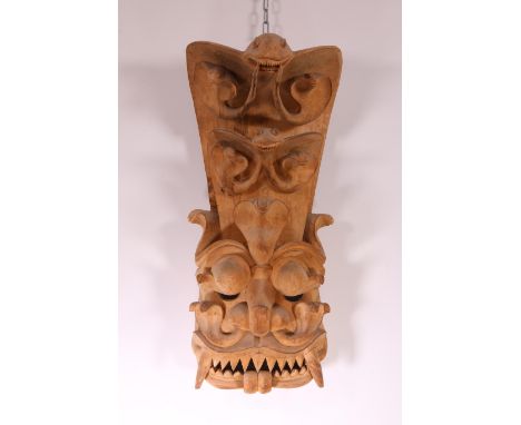 Sri Lanka, parademasker, onbeschilderd. Op achterzijde naam van snijder opgeschreven. [1] h. 92 cm. 