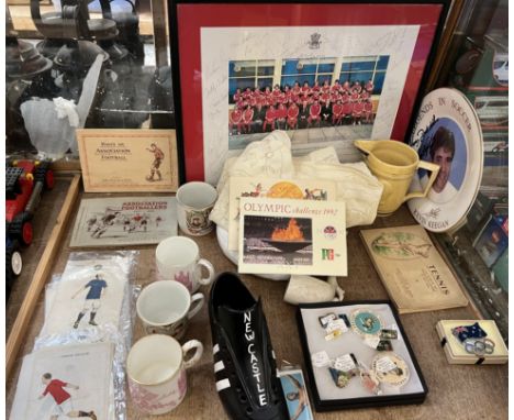 Sporting memorabilia - League Colours silk cigarette cards, cigarette card booklets, Olympic pin badges, Kevin Keegan signed 