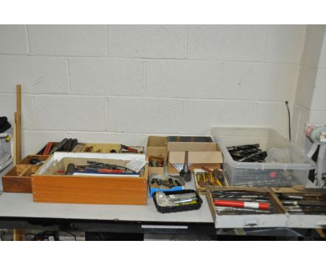 A LARGE QUANTITY OF INDUSTRIAL METAL WORKING TOOLS including Taper Shank Drill bits, Reamers, Lathe cutting bits, Morse taper