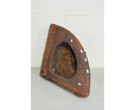 A VINTAGE CAST IRON CORNER WATER TROUGH 52cm by 52cm and 30cm deep