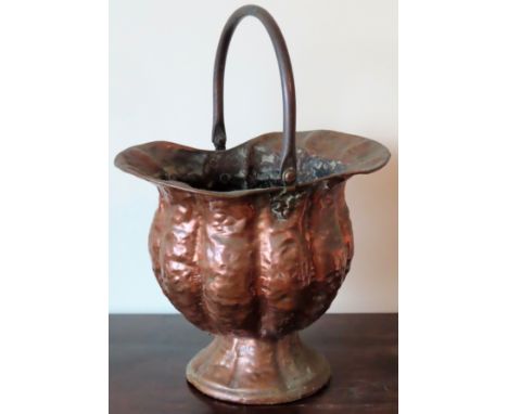 Vintage copper coal scuttle with swing over handle. Approx. 51 x 38cms

used with wear due to age 