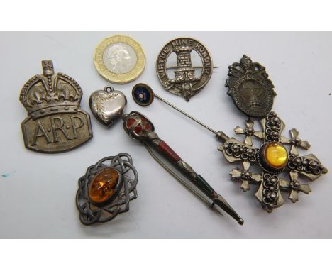 Mixed silver brooches including Scottish examples.  P&amp;P Group 1 (£14+VAT for the first lot and £1+VAT for subsequent lots