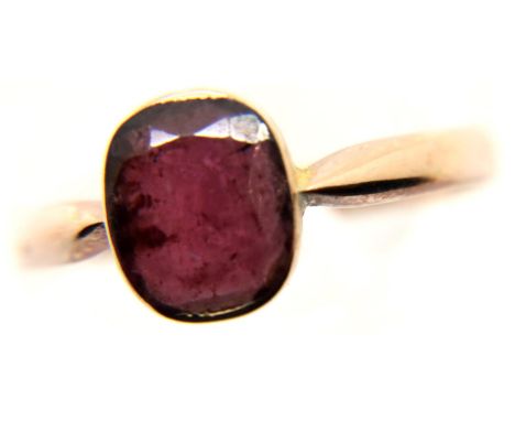 Antique 9 ct gold garnet set ring. Size N 1.3g.  P&amp;P Group 1 (£14+VAT for the first lot and £1+VAT for subsequent lots) 