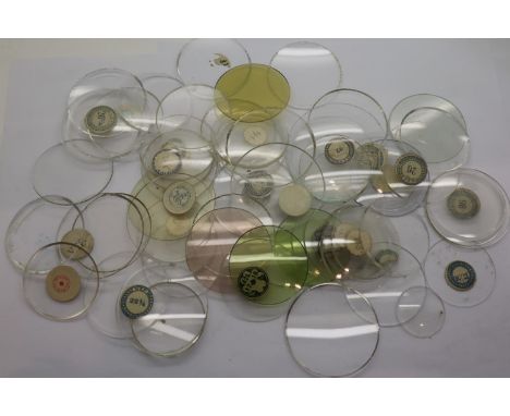 Mixed pocket watch glasses of varying size. P&amp;P Group 1 (£14+VAT for the first lot and £1+VAT for subsequent lots) 