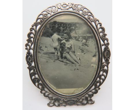 Small oval silver photo frame with decorated foliage border. P&amp;P Group 1 (£14+VAT for the first lot and £1+VAT for subseq