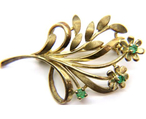 9 ct gold emerald set brooch. L: 38 mm. 3.9g.  P&amp;P Group 1 (£14+VAT for the first lot and £1+VAT for subsequent lots) 