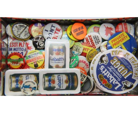 Tin of mixed tinplate badges, 1960s to 1980s. P&amp;P Group 1 (£14+VAT for the first lot and £1+VAT for subsequent lots) 