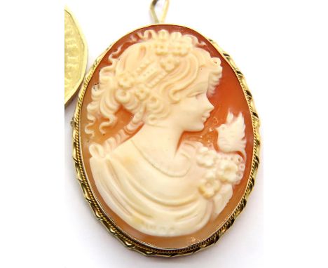 9ct gold cameo brooch, 7.7g. P&amp;P Group 1 (£14+VAT for the first lot and £1+VAT for subsequent lots) 