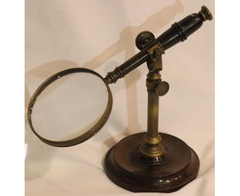 Vintage magnifying glass with mahogany stand, glass D: 15 cm. P&amp;P Group 2 (£18+VAT for the first lot and £3+VAT for subse