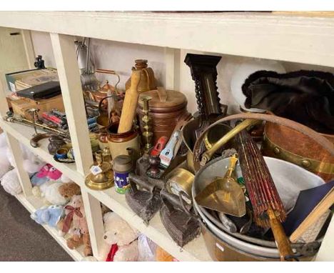 Good collection of metalwares including copper and brass bound bucket, coal scuttle, oil lamp, train models, mounted bull hor