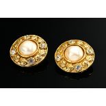 Paar goldfarbene Chanel Vintage Ohrclips mit Kunstperlen und Imitatsteinen, verso sign., mit Origin