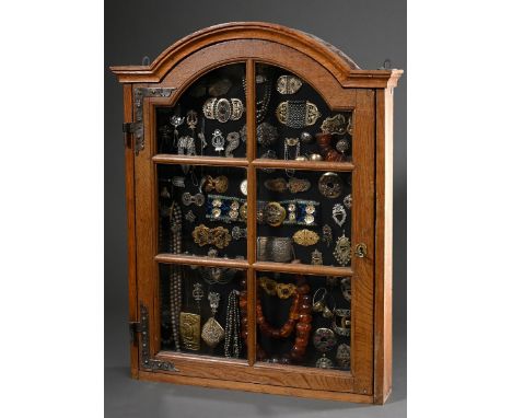 Barocke Eichen Vitrine mit großer Sammlung antikem Norddeutschem Trachtenschmuck aus Nord- und Ostfriesland, Dithmarschen, de