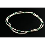 Zarter Strang mit Smaragden und Zuchtperlen sowie Gelbgold 585 Ringen, 20,6g, L. 88cm, Ø 4-4,4mm