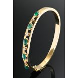 Ovaler Gelbgold 750 Scharnier Armreif mit Brillanten (zus. ca. 0,16/SI/W) und 5 Smaragd Cabochons (