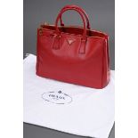 Prada Tasche "Galleria", rotes Saffiano Leder, goldfarbene Hardware, auf der Vorderseite Triangel-L