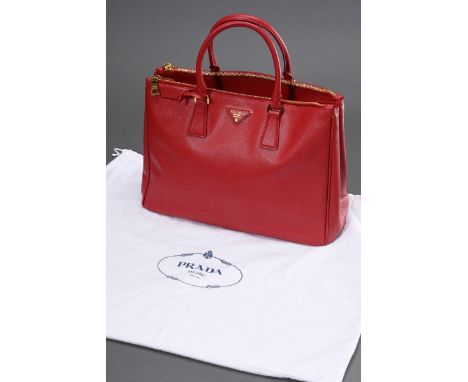 Prada Tasche "Galleria", rotes Saffiano Leder, goldfarbene Hardware, auf der Vorderseite Triangel-Logo aus Leder mit Metall S