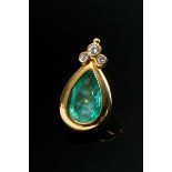 Moderner Gelbgold 585 Anhängerclip mit facettiertem Smaragdtropfen (ca. 2.9ct) und 3 Brillanten (zu