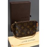Louis Vuitton "Mini Pochette" in Monogram Canvas, goldfarbene Hardware, Nr.: SF 4132, Original Stau