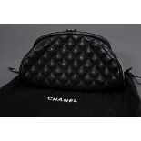Chanel Clutch, gestepptes schwarzes Kaviarleder mit silberfarbenem "CC" Logo Schnappverschluss, inn