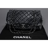 Chanel Tasche "Classic Flap 2.55", schwarzes gestepptes Lammleder, silberfarbene Hardware, Kettengu