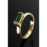 Gelbgold 585 Ring mit aufgesetztem grünem Turmalin im Baguettschliff, innen graviert, 2,9g, Gr. 54