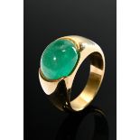 Moderner Gelbgold 750 Bandring mit großem Smaragd Cabochon (ca. 6.12ct) auf erhöhter Schiene, 14g,