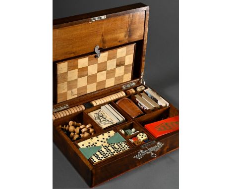 Historismus Holz Spielekasten mit versilberten Beschlägen in den Ecken, Schlüsselschild und Wappenkartusche "Edeldame" auf de