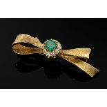 Satinierte Gelbgold 585 Schleifennadel mit facettiertem Smaragd (ca. 0.60ct) im Brillantkranz (zus.