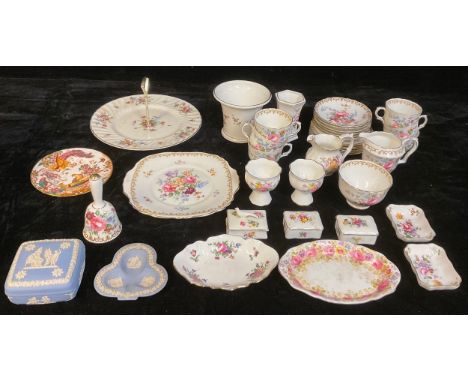 A Royal Crown Derby Posie pattern flared cylindrical vase, cream jug, trinket dishes; an Olde Avesbury pattern tea plate; a C